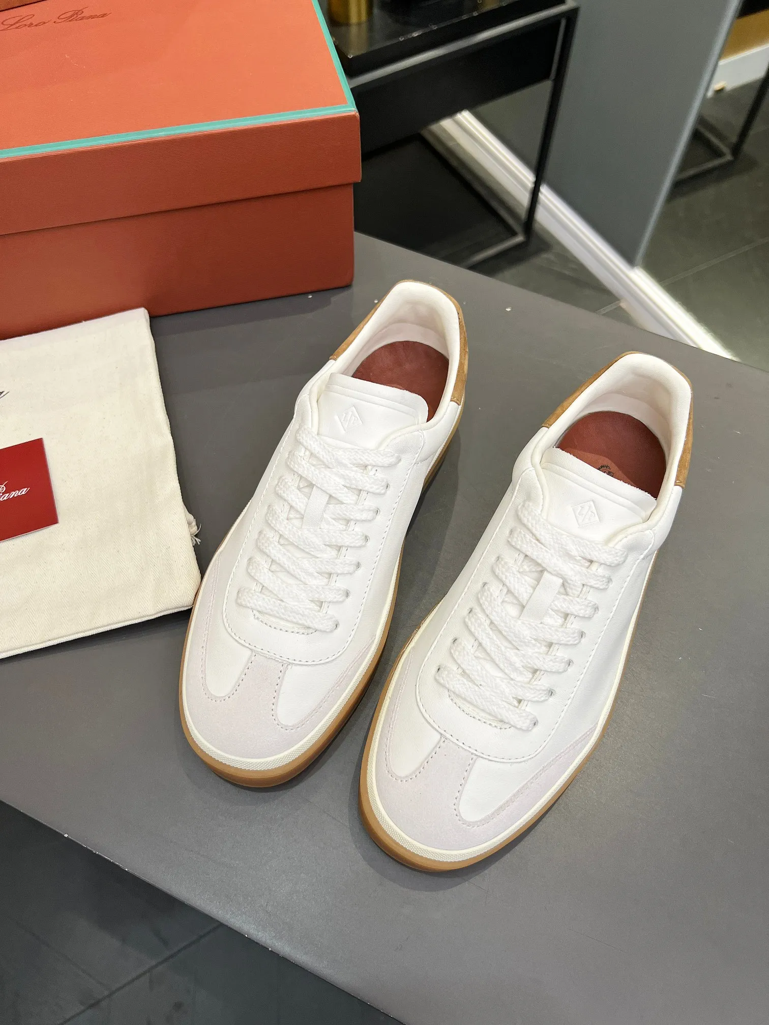 Factory price: 580💰Purchase level, high version🦅⛳️ Italy [Loro men's shoes💰iana] Tennis walk series L men's shoes💰Couple moral training shoes casual sports shoes sneakers🎁🎁 Original purchase development and production This new suede tennis shoe adopts an ultra-low design, suitable for wearing all year round👫👫 The wrapped sole creates an effortlessly attractive color combination that harmoniously blends functionality with understated style, making it the ideal shoe for urban wear. Soft calfskin tongue with Kummel color insert at the heel, embossed L Men's shoes 💰 Logo Cotton lace upper, cowhide suede sole Rubber-lined calfskin ✦ Upper: imported first-layer cowhide ➕ Customized original cowhide ✦ Lining: cowhide lining ➕ Cow leather insole ✦ Sole: Original open-molded T men's shoe 💰R ultra-lightweight outsole ✦Packaging: Original full set of packaging ✦Female size: 35--40, ✦Male size: 39--44, customized 45